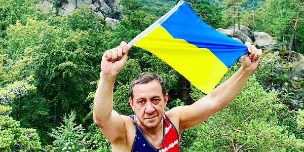 Меджлисовцы требуют запретить Усику везти чемпионские пояса в Крым