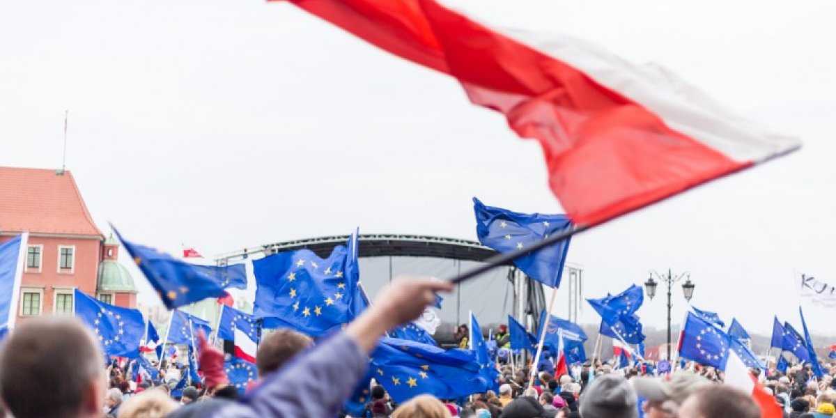 Поляки против россии. Польша ЕС. Польша Еврокомиссия. Польша против России. Евросоюз и поляки.