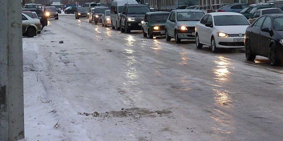 Омск вчера. Гололед Омск. Гололед фото Омск. Гололед в Омске сегодня. Обледенелая дорога.