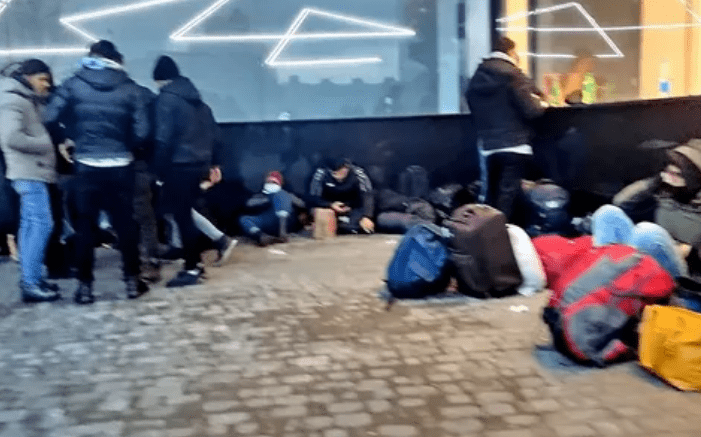 Ситуация с беженцами все больше обостряется не только на границе Белоруссии и Польши, но и в самом Минске