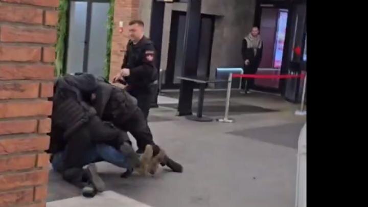 Офицер ФСО не выдержал издевательств и открыл стрельбу: Курьер оказался профессиональным сотрудником спецслужб