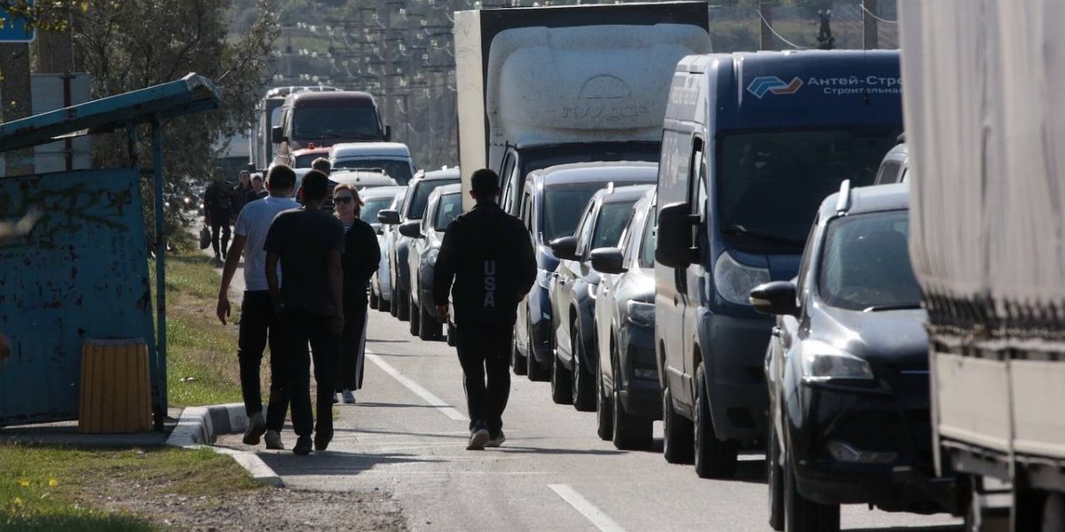 Тысяча авто в очереди: Крымский мост столкнулся с колоссальной пробкой в разгар сезона