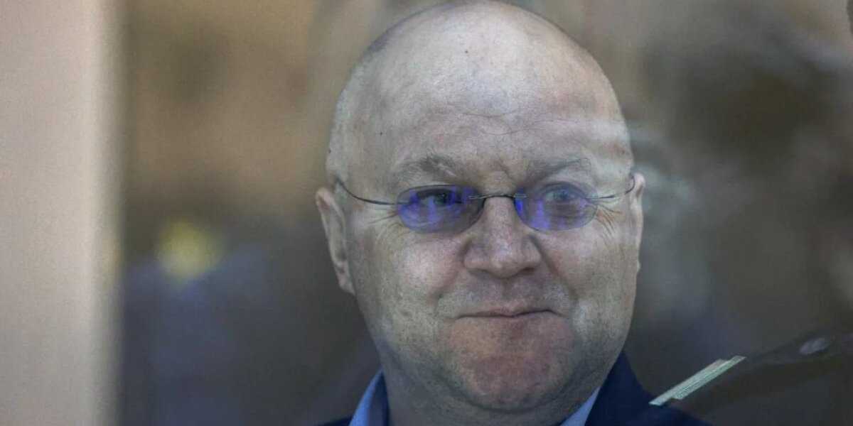 Теперь взяточники так сидят? Крышевавший авторитета генерал тихо вышел из колонии и уехал на СВО. А Попову там места не нашлось