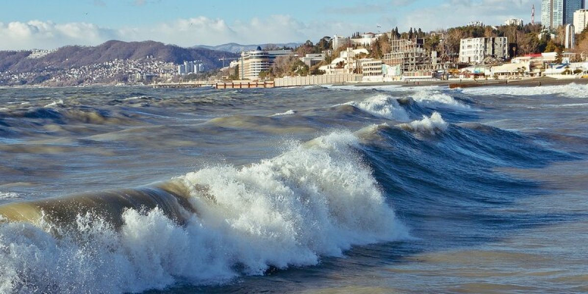 Купальный сезон в Сочи официально закрывается: какие пляжи получат статус зимних