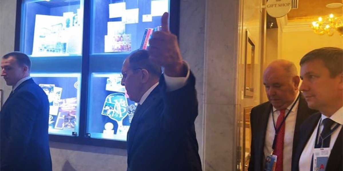 Лавров развеял интригу в США всем известным жестом. Британцы объяснили Зеленскому: «Очень плохая новость»