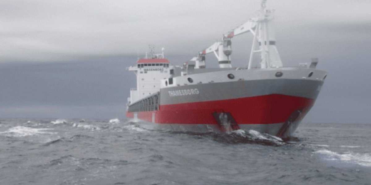 На Севморпуть Запада пригнали эстонский ледокол: сухогруз сидит на мели более месяца